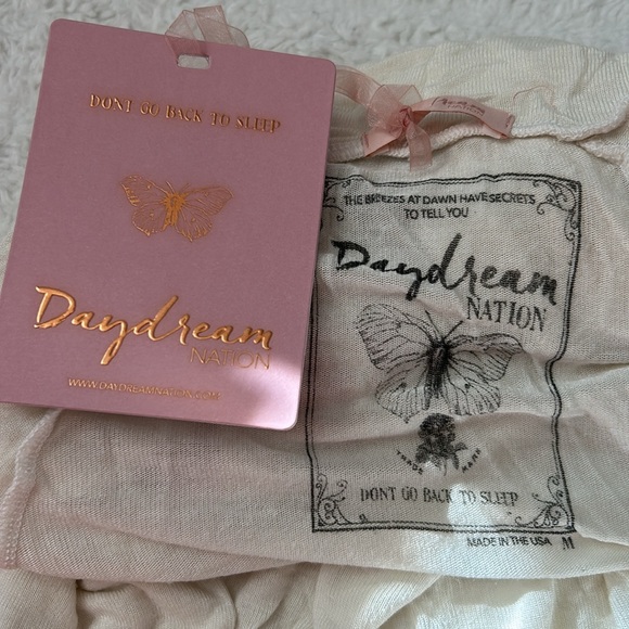 NWT  Daydream Nation Loveable Long Sleeve Tee in Used White. Size M - Picture 3 of 4